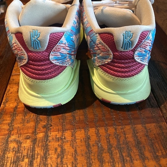 Nike Kyrie 8 Infinity 1 World 1 People - Picture 7 of 14